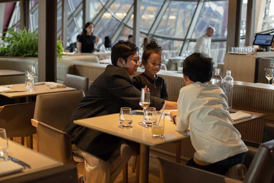 Paris: 3-Course Lunch at Eiffel Tower's Madame Brasserie - Getting seated: how Cœur Brasserie and Seine View change the whole lunch