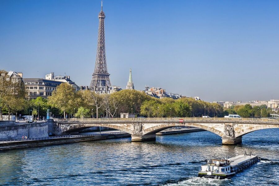 Paris: 3-Course Lunch Cruise on the River Seine - Service Style and the People Factor on a Food-Forward Cruise