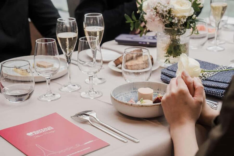 Paris: 4-Course Dinner Cruise on Seine River with Live Music - The 4-course French dinner, pacing, and the live piano-and-violin effect