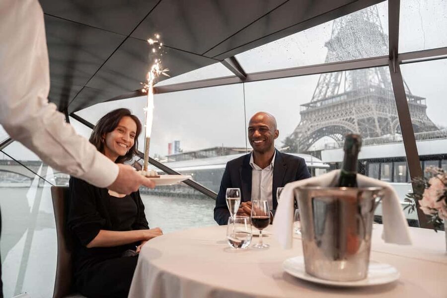 Paris: 4-Course Dinner Cruise on Seine River with Live Music - Your route from Pont Alexandre III to the Louvre lights