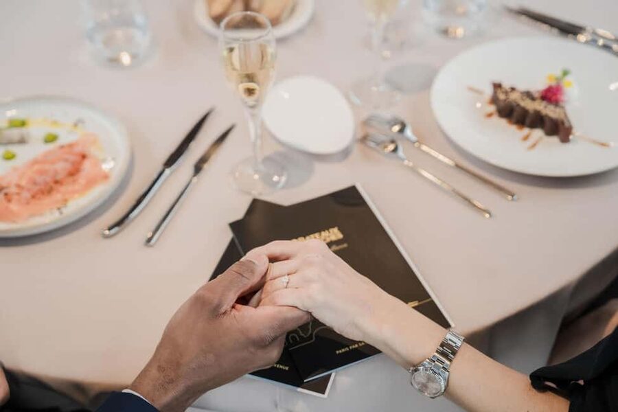 Paris: 4-Course Dinner Cruise on Seine River with Live Music - Île de la Cité, Notre-Dame area, and the Eiffel Tower sparkle payoff