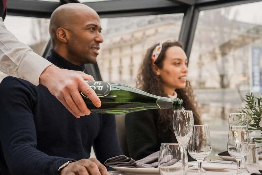Paris: 4-Course Dinner Cruise on Seine River with Live Music - Service style, value, and the realistic trade-offs