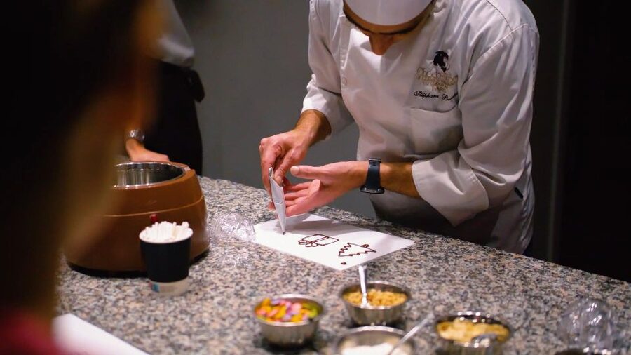Paris: 45-minute Chocolate Making Workshop at Choco-Story - The 45-minute chocolate bar workshop: design, layers, and toppings