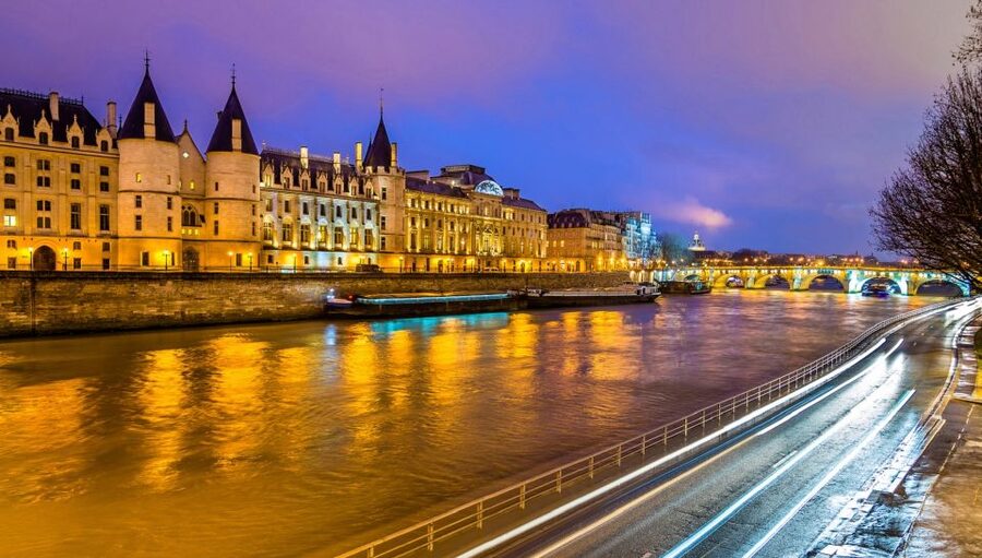 Paris: Bastille Day Dinner Cruise on the Seine River - Why a Seine dinner cruise feels different from “just sightseeing”