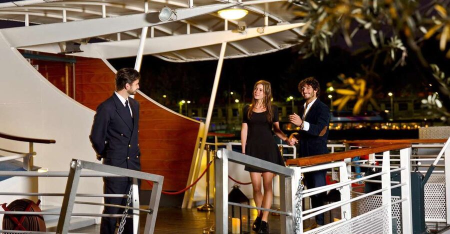 Paris: Bastille Day Dinner Cruise on the Seine River - Your 2-hour timeline: what you’ll likely see and why it works