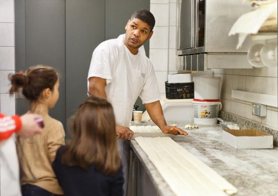 Paris: Behind the Scenes Bakery Tour with Breakfast - The baguette lesson: what makes it crisp and light
