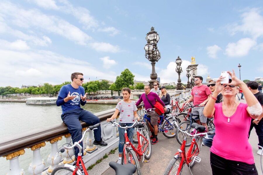 Paris Bike Tour: Eiffel Tower, Place de la Concorde & More - Eiffel Tower stop: make it count at street level