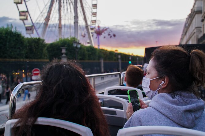 Paris by Night Tootbus Tour - Audio at night: the Tootbus app and English commentary