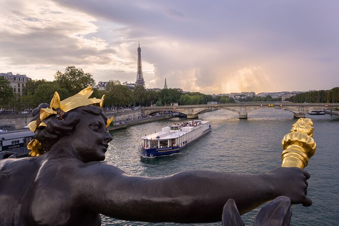 Paris Capitaine Fracasse 3 Course Seine River Dinner Cruise - Drinks, Music, and the Photo Photographer Factor