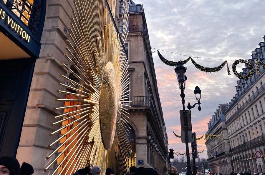 Paris Christmas Lights Walking Tour with Local Guide - Palais-Royal and the Tuileries: classic Paris shapes, holiday lighting