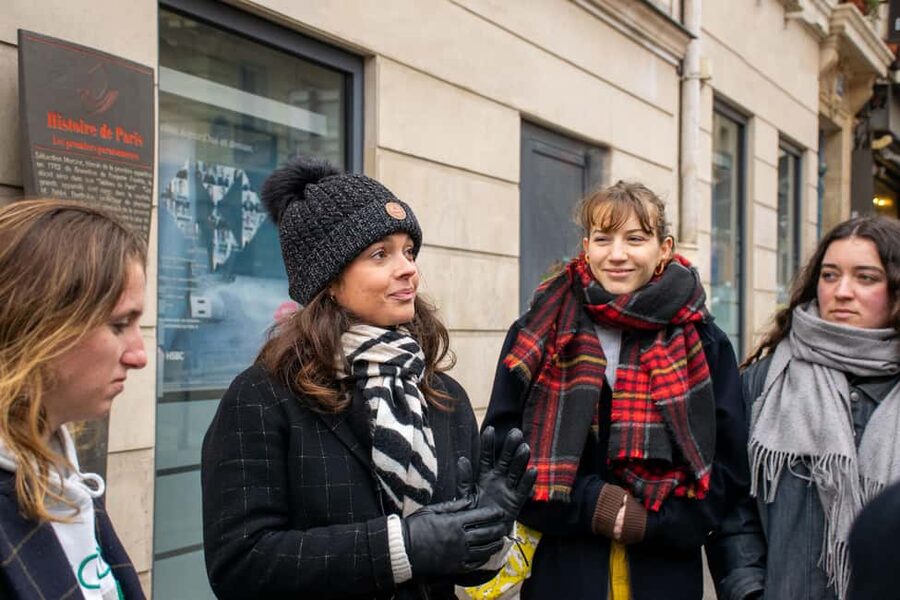 Paris Christmas Lights Walking Tour with Local Guide - Guides, group size, and the quality clue from past guests