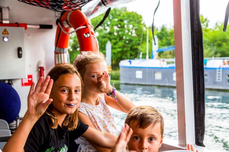 Paris: City and River Seine Tour on an Amphibious Bus - One vehicle for two scenes: the amphibious bus magic