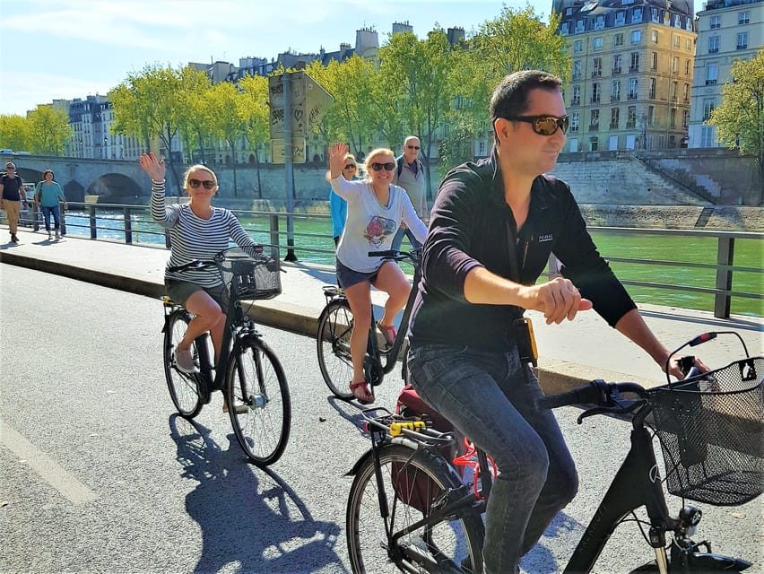 Paris: City Treasures Bike Tour - The Louvre Area, Love-Lock Bridge Views, and Trendy Paris Neighborhoods
