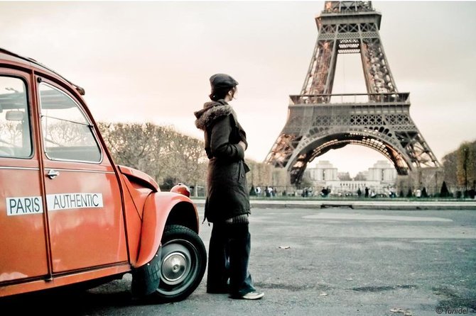 Paris Classic tour in 2CV - The Champs Elysées and Arc de Triomphe orientation ride