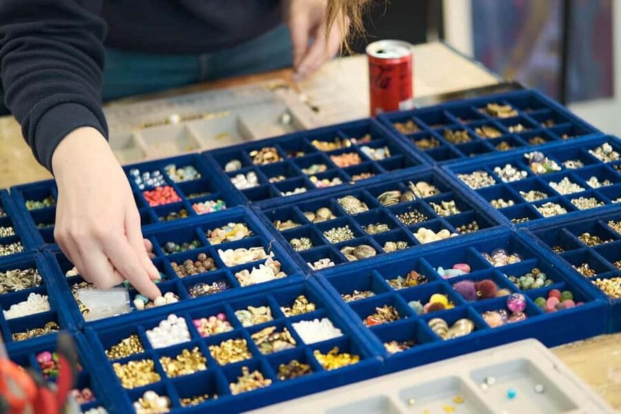 Paris: Custom Souvenir Bracelet Workshop - Guides, languages, and the workshop vibe