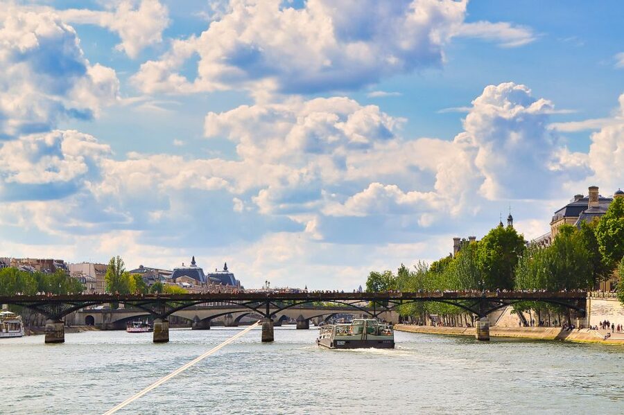 Paris: Day or Sunset Cruise with Drink, Ice Cream or Dessert - Boarding Reality Check: Lines, Speed, and Getting Seated