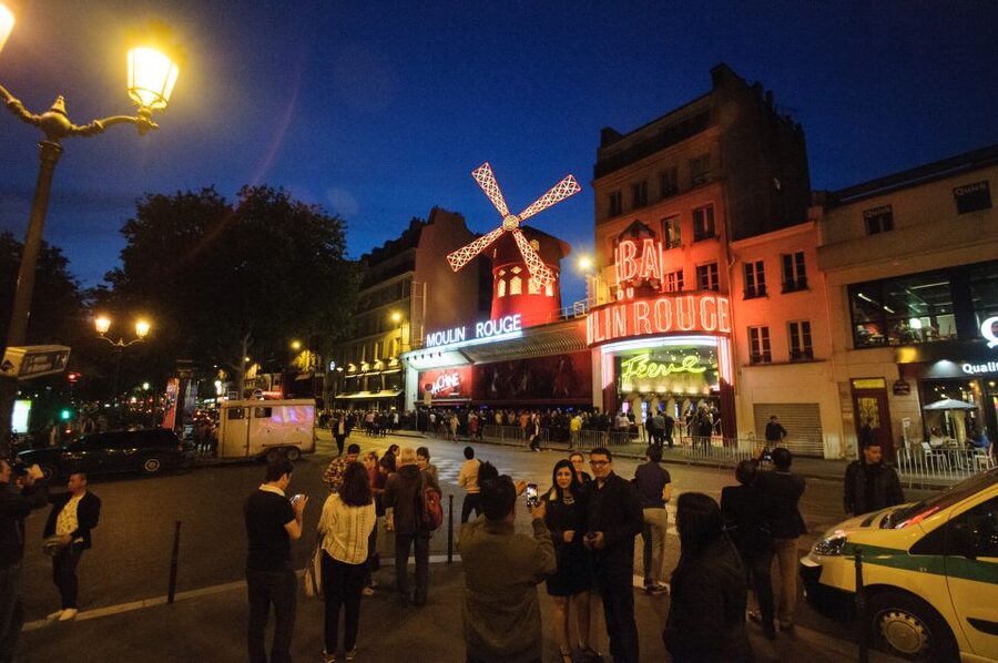 Paris: Dinner Show at the Moulin Rouge - Champagne, drinks, and the reality of dinner pacing
