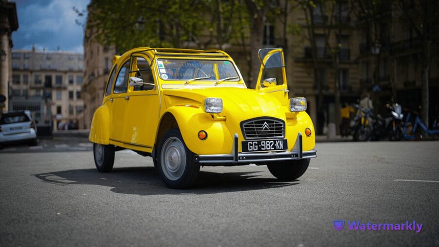 Paris: Discover Paris 2CV - Eiffel Tower photo stop: the classic moment, done efficiently