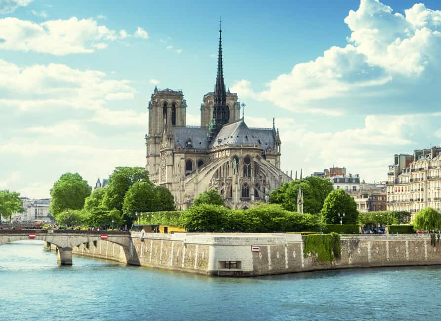 Paris: Early Access Notre Dame Cathedral Walking Tour - The guides: the difference between seeing and understanding