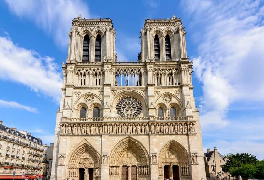 Paris: Early Access Notre Dame Cathedral Walking Tour - Crowd reality inside Notre Dame: what to expect so you are not surprised