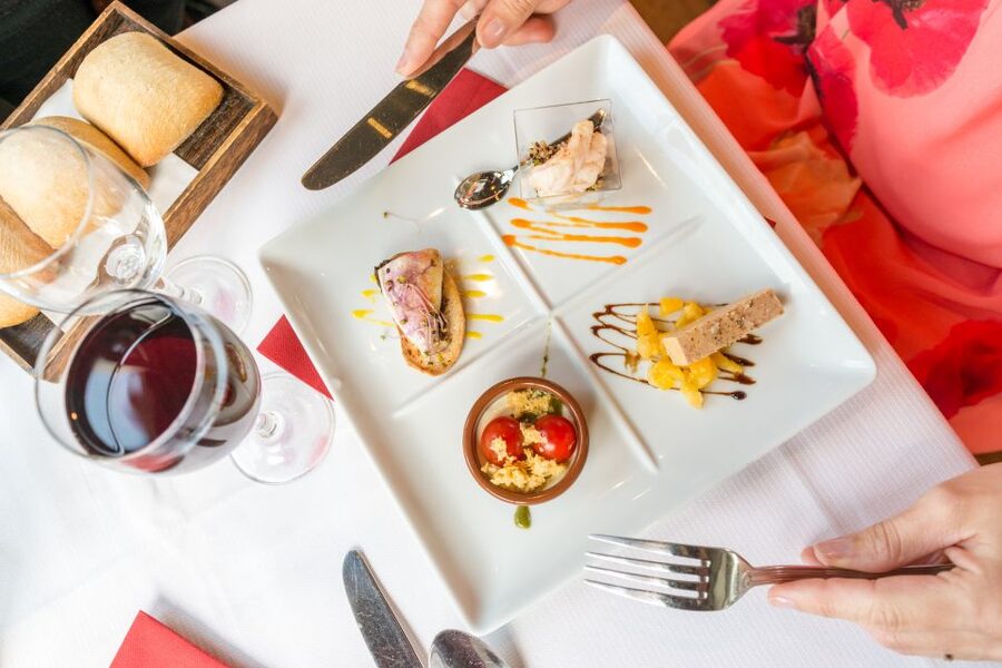 Paris: Early Evening Dinner Cruise on the River Seine - The Included 3-Course Dinner: What’s on Your Plate