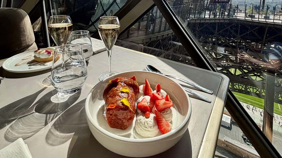 Paris: Eiffel Tower Dining, Gustave Menu at Madame Brasserie - Timing: 6:30 PM vs 9:00 PM, and how the night feels
