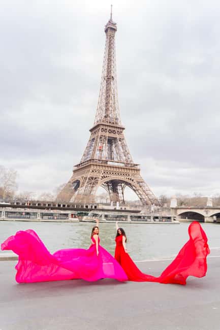 Paris: Eiffel Tower Flying-Dress Photoshoot jonadress - Flying dress near the Eiffel Tower, guided by Jona and Bojan