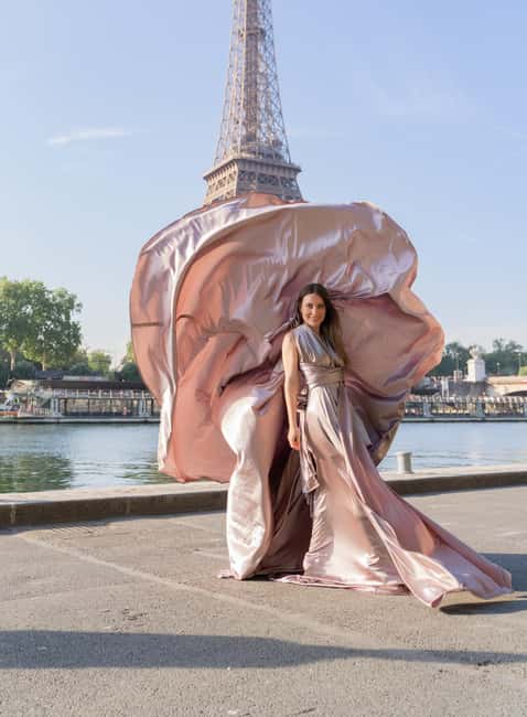 Paris: Eiffel Tower Flying-Dress Photoshoot jonadress - Place du Trocadéro: Eiffel Tower photos with time built in