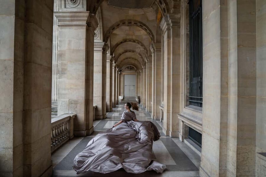 Paris: Eiffel Tower Flying-Dress Photoshoot jonadress - Logistics that affect your photos: timing, movement, and language