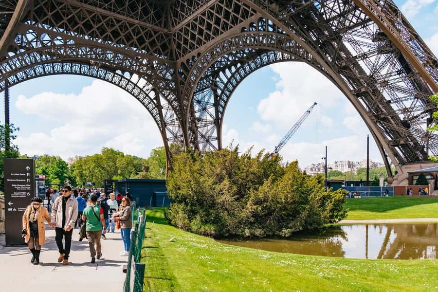 Paris: Eiffel Tower Fully Guided Tour with Summit Option - Guide quality: why names keep popping up