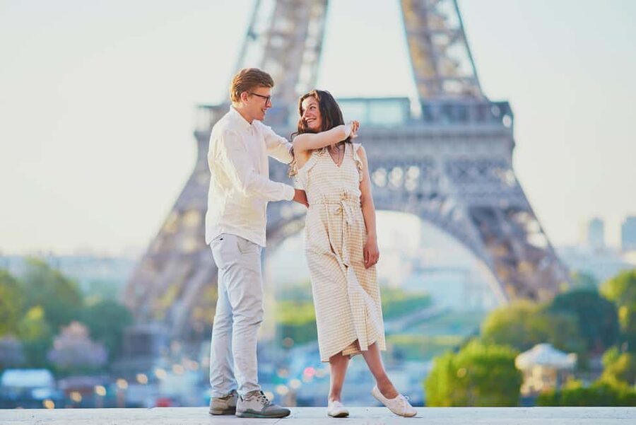 Paris: Eiffel Tower Photoshoot - Posing Direction That Helps Even If You Feel Awkward