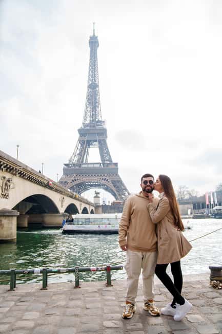 Paris: Eiffel Tower Photoshoot with a Professional - Why a pro Eiffel Tower shoot beats more selfies than photos