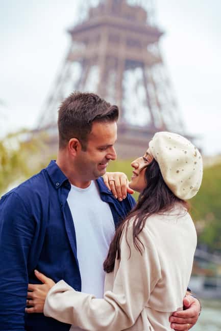Paris: Eiffel Tower Photoshoot with a Professional - How the posing coaching feels in real life