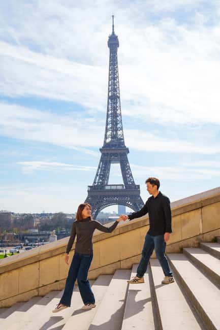 Paris: Eiffel Tower Photoshoot with a Professional - Price and value: $29 per group up to 8 is the hook