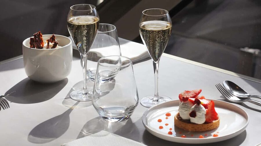 Paris: Eiffel Tower's Madame Brasserie 3-course lunch 12:00 - Who should book this Eiffel lunch at 12:00?