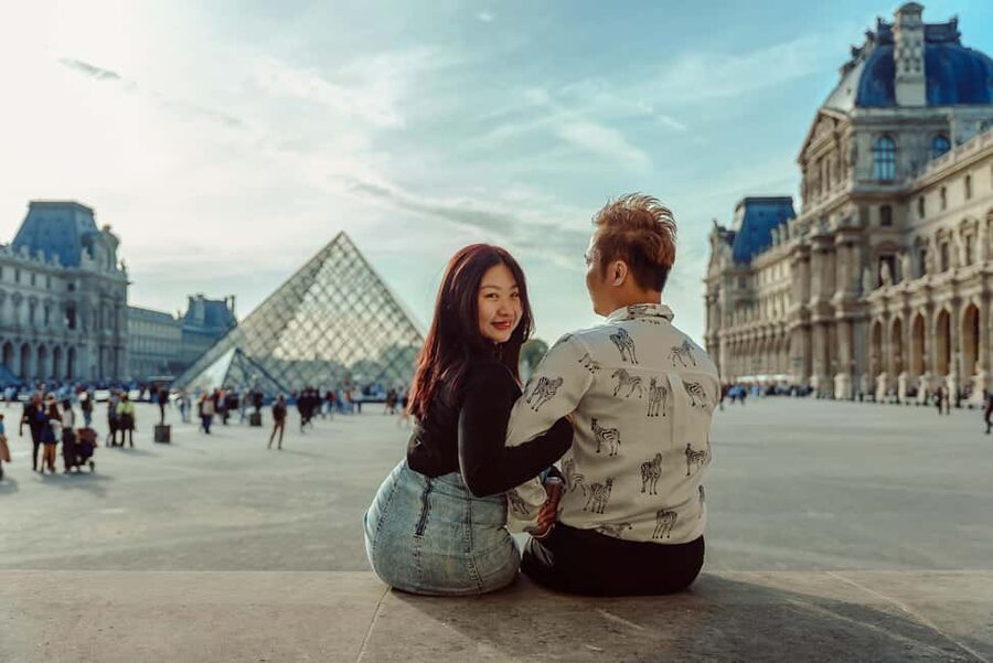 Paris: Eiffel Tower Street Photoshoot - Dogs, cats, and the reality of family travel photos