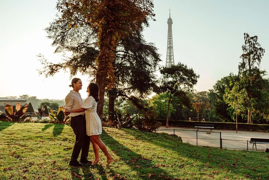 Paris: Eiffel Tower Street Photoshoot - Price and value, from $51 for a private group up to 2