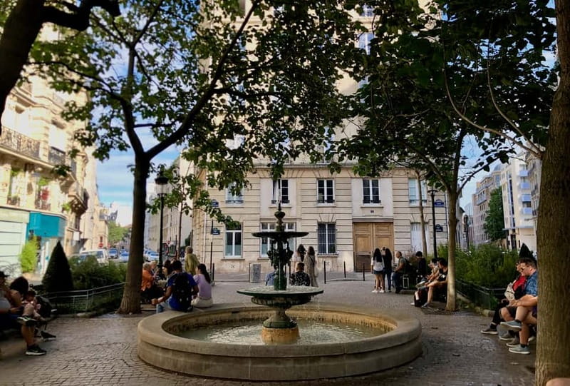 Paris: Emily inspired walking tour - Le Kiosque des noctambules: the showgirl touch and the first photo moments