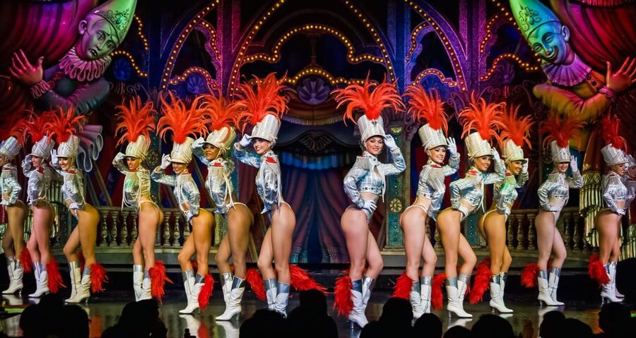 Paris: Evening Sightseeing Tour and Moulin Rouge Show - Sliding from coach to cabaret: what to do when you arrive