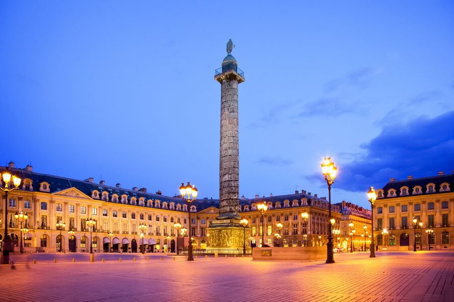 Paris: Evening Sightseeing Tour and Moulin Rouge Show - Seating and “table life”: how to get the best view without losing the fun
