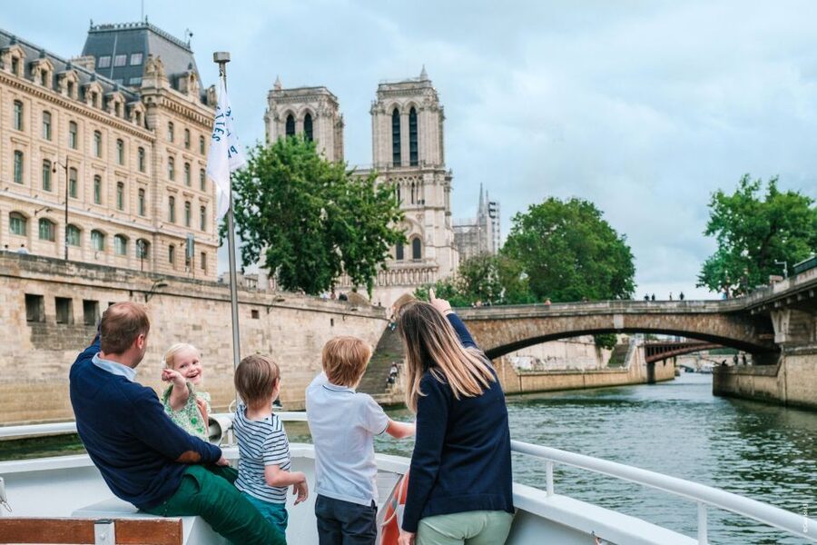 Paris: Family-Friendly River Seine Guided Cruise - What to expect during the 1-hour route from the water
