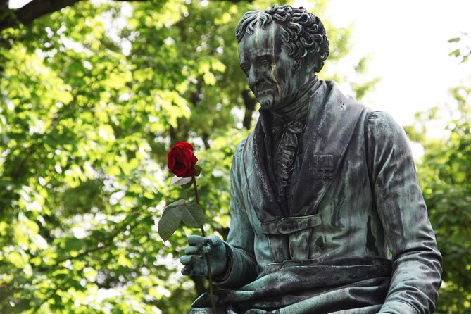 Paris: Famous Graves of Pere Lachaise Cemetery Guided Tour - Why Père Lachaise makes more sense with a guide