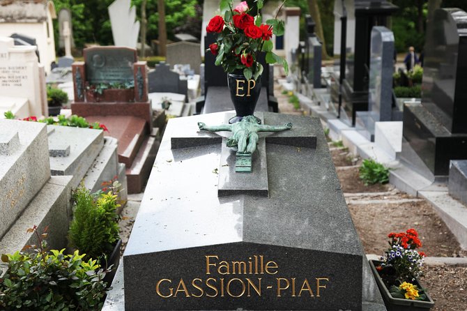 Paris: Famous Graves of Pere Lachaise Cemetery Guided Tour - The highlight stops: Jim Morrison, Oscar Wilde, Chopin, Edith Piaf