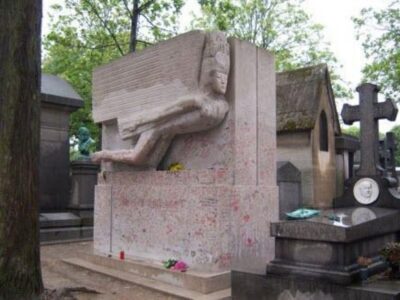Famous Graves of Pere Lachaise Cemetery Guided Tour