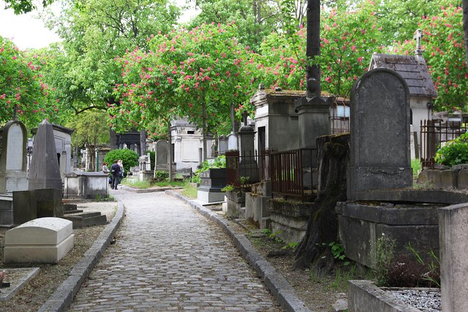 Paris: Famous Graves of Pere Lachaise Cemetery Guided Tour - Art and music stops: how the guide ties stones to culture