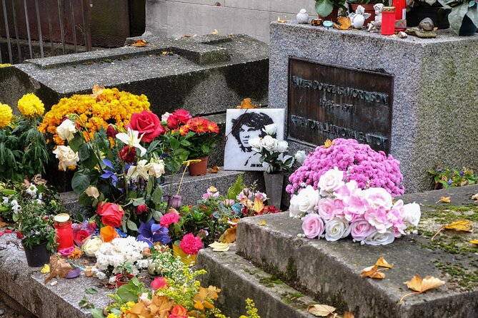 Paris: Famous Graves of Pere Lachaise Cemetery Guided Tour - Price and value: $18.14 for a focused route