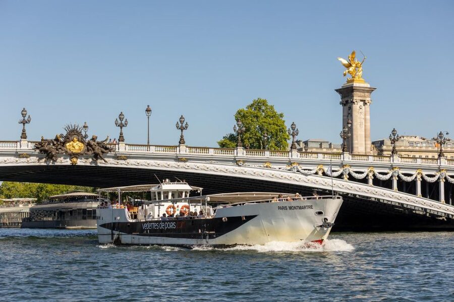 Paris: Fast-Access Seine River Cruise from Eiffel Tower - The Live Guide and the Bilingual Format That Makes the Sights Click