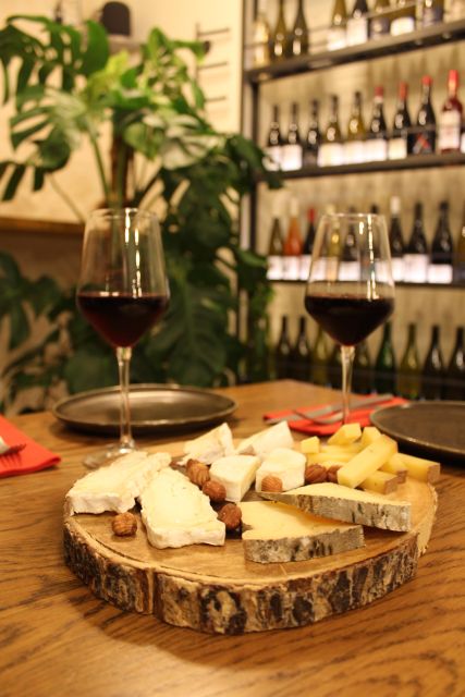 Paris: French Wine and Cheese Guided Tasting - How the tasting works: color, smell, then the sip