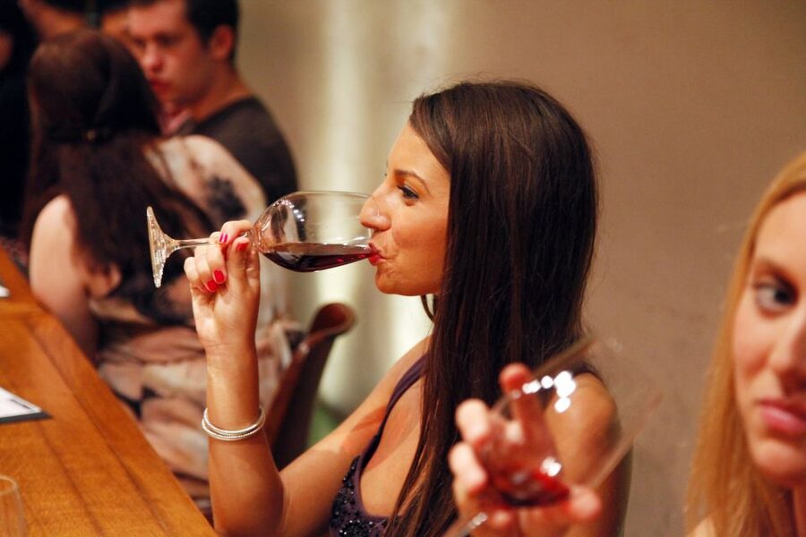 Paris: French Wine Tasting Class with Sommelier - Getting the best experience from a group tasting