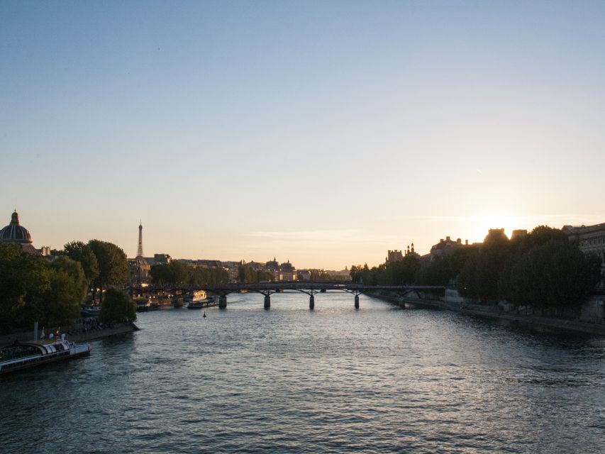 Paris: Ghosts, Legends & Mysteries Evening Walking Tour - Île de la Cité and Palais de Justice: the political heart as a horror setting